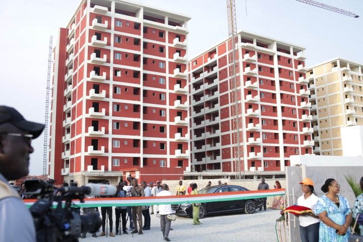 Logements sociaux et économiques : 1 405 nouveaux propriétaires reçoivent les clés de leurs maisons des mains de Robert Beugré Mambé 5 photo Bassam 7