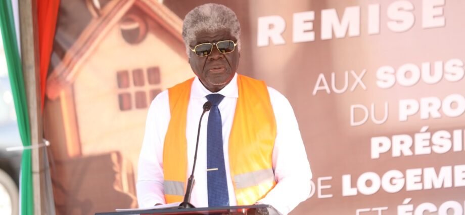 Logements sociaux et économiques : 1 405 nouveaux propriétaires reçoivent les clés de leurs maisons des mains de Robert Beugré Mambé 1 photo Bassam 8