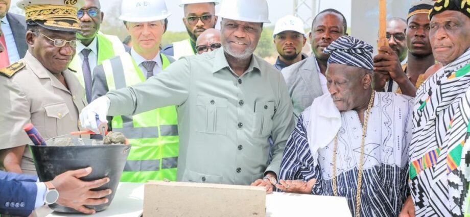 Énergies renouvelables : Pose de la première pierre d’une centrale photovoltaïque à Bondoukou 1 photo ministre 2