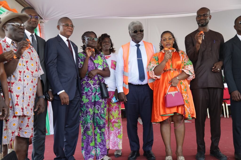 Logements sociaux : Le Premier ministre Mambé remet symboliquement des clés à 1 072 souscripteurs à Locodjro après Bassam et Bingerville 2 MAMBE 2