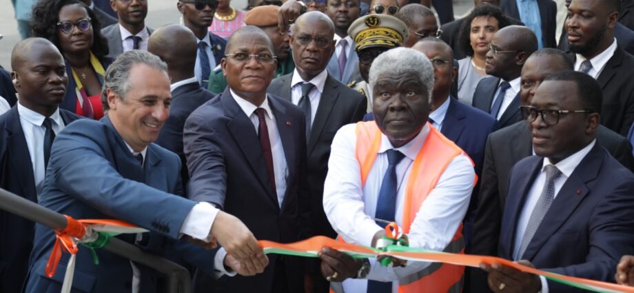 Logements sociaux : Le Premier ministre Mambé remet symboliquement des clés à 1 072 souscripteurs à Locodjro après Bassam et Bingerville 1 MAMBE 3