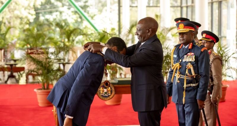 William Ruto décerne la plus haute distinction nationale à Akinwumi Adesina, président de la Banque africaine de développement 1 afdb PRST decorated 11