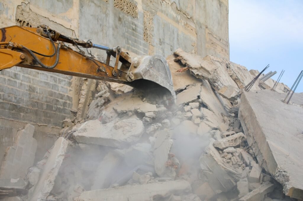 Sécurité urbaine : Démolition de bâtiments menaçants à Attécoubé et Songon 3 photo demolition 1