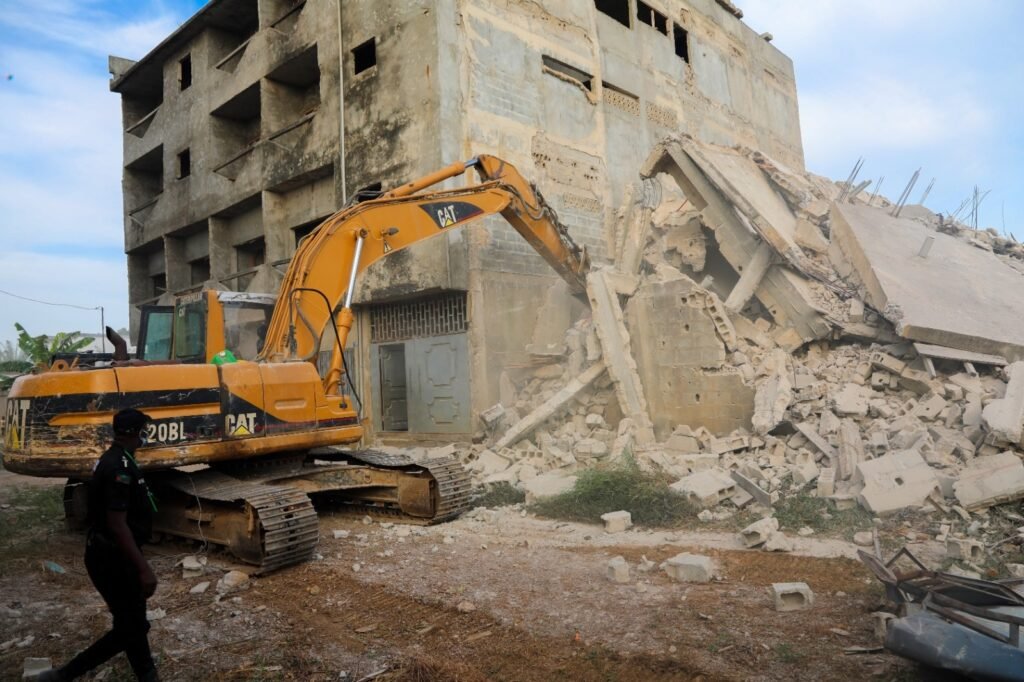 Sécurité urbaine : Démolition de bâtiments menaçants à Attécoubé et Songon 2 photo demolition 3