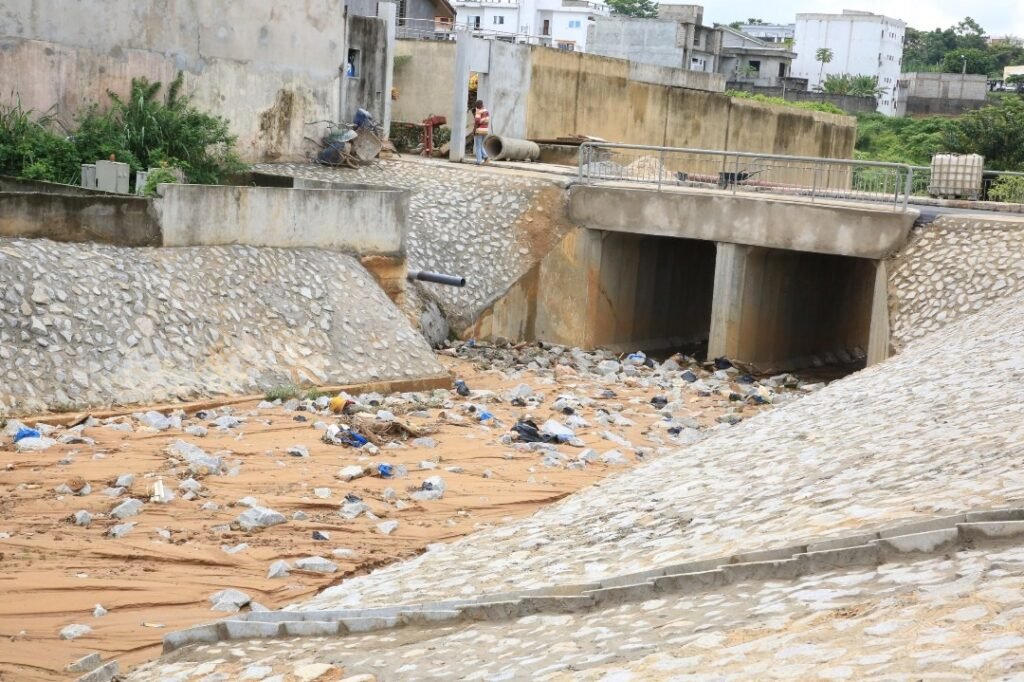 Sécurité et prévention des catastrophes : Bouaké Fofana mobilise des experts pour protéger les populations 7 photo curage 5