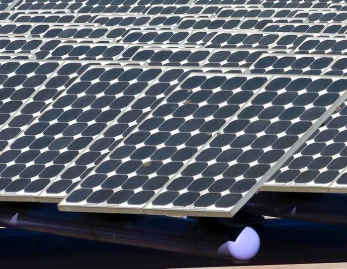 Burkina Faso : Un Financement de 3 935 742 000 francs CFA pour une Centrale Solaire à Dédougou dans le Cadre de l’Initiative Desert to Power 3 pannaux solaires 0