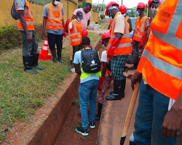 Grande opération de curage et de drainage : Bouaké Fofana et les acteurs urbains mobilisés pour des communes plus résilientes face aux inondations 9 photo curage 1