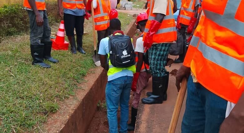 Grande opération de curage et de drainage : Bouaké Fofana et les acteurs urbains mobilisés pour des communes plus résilientes face aux inondations 1 photo curage 1