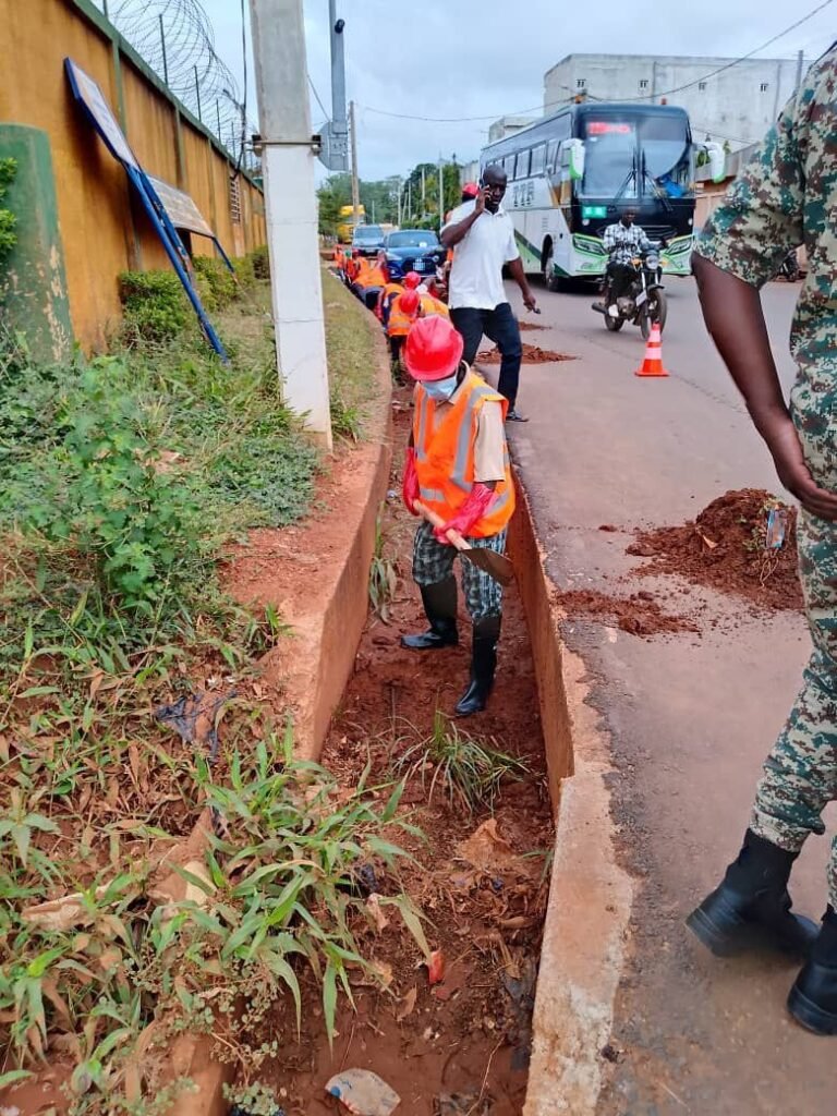 Grande opération de curage et de drainage : Bouaké Fofana et les acteurs urbains mobilisés pour des communes plus résilientes face aux inondations 4 photo curage 3