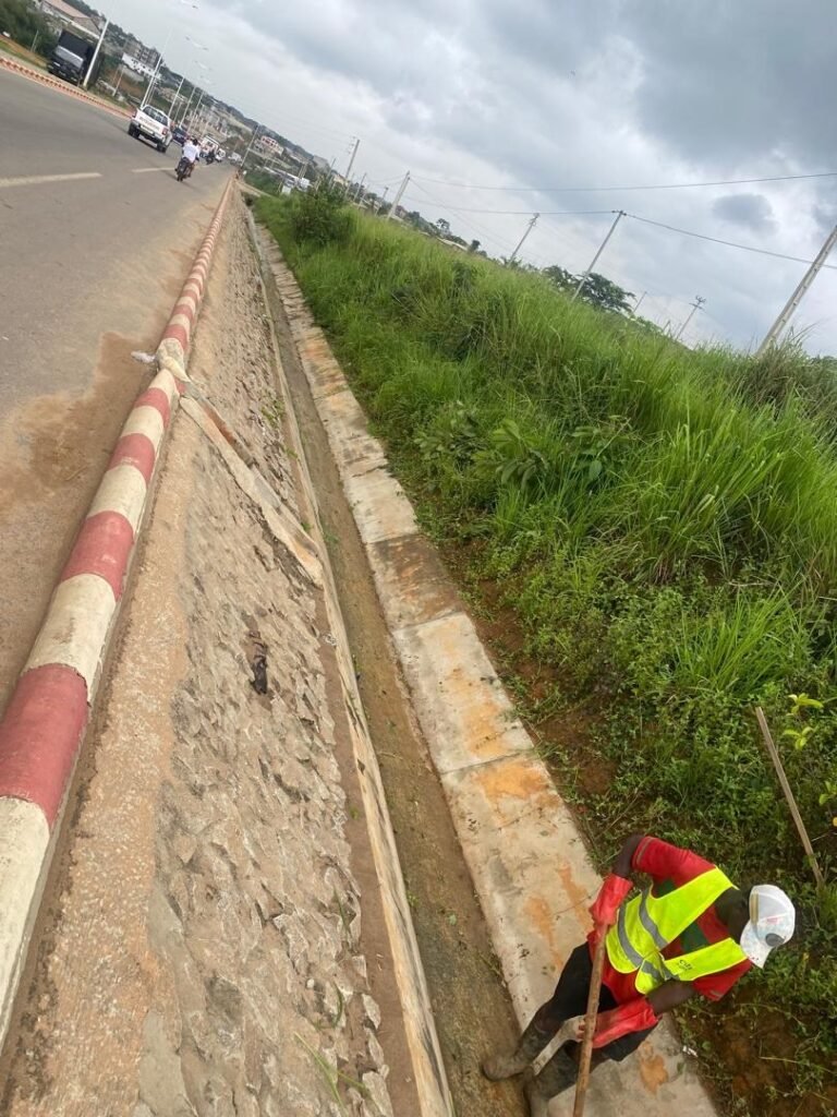 Grande opération de curage et de drainage : Bouaké Fofana et les acteurs urbains mobilisés pour des communes plus résilientes face aux inondations 7 photo curage 6