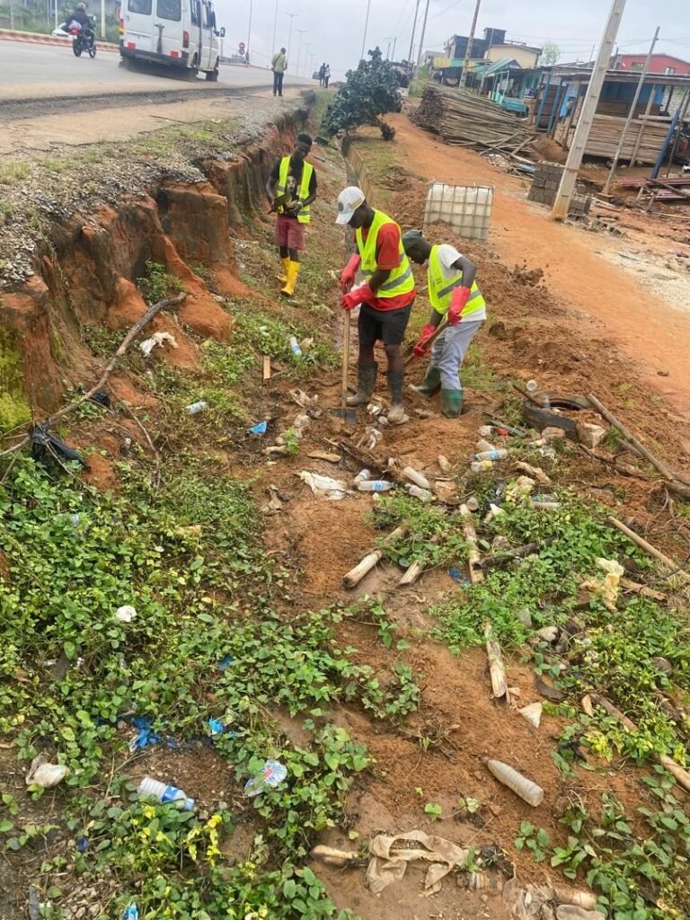 Grande opération de curage et de drainage : Bouaké Fofana et les acteurs urbains mobilisés pour des communes plus résilientes face aux inondations 6 photo curage 7