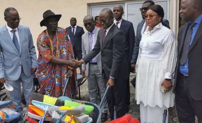 Lutte contre la pollution et gestion des déchets : le gouvernement dote Adjamé village et le quartier Boston de matériel de salubrité 7 photo projet 7