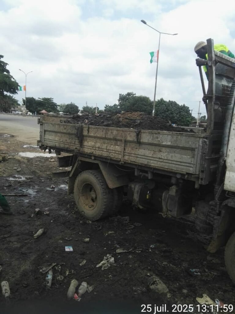 Campagne nationale de curage des caniveaux : pour une Côte d’Ivoire propre et sereine, chaque geste compte 2 photo propriete 4