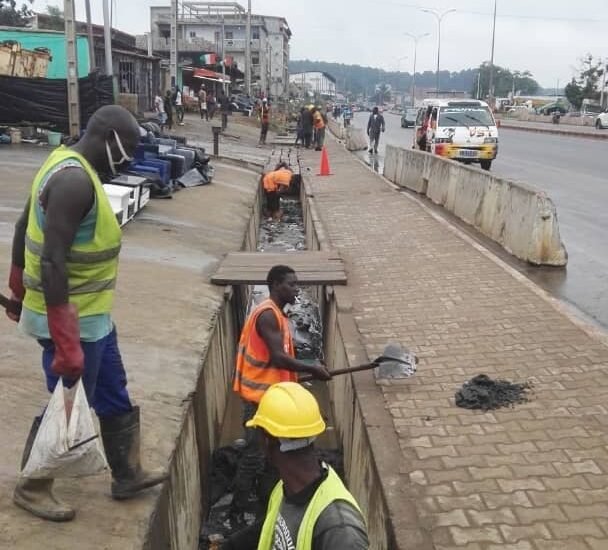 Inondations maîtrisées : le ministre Bouaké Fofana mène le virage du drainage 4 photo curage Abobo 10