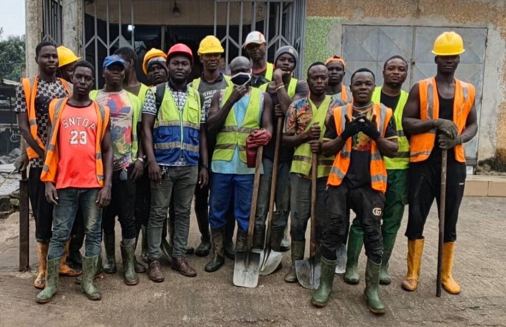 Inondations maîtrisées : le ministre Bouaké Fofana mène le virage du drainage 6 photo curage Abobo 3