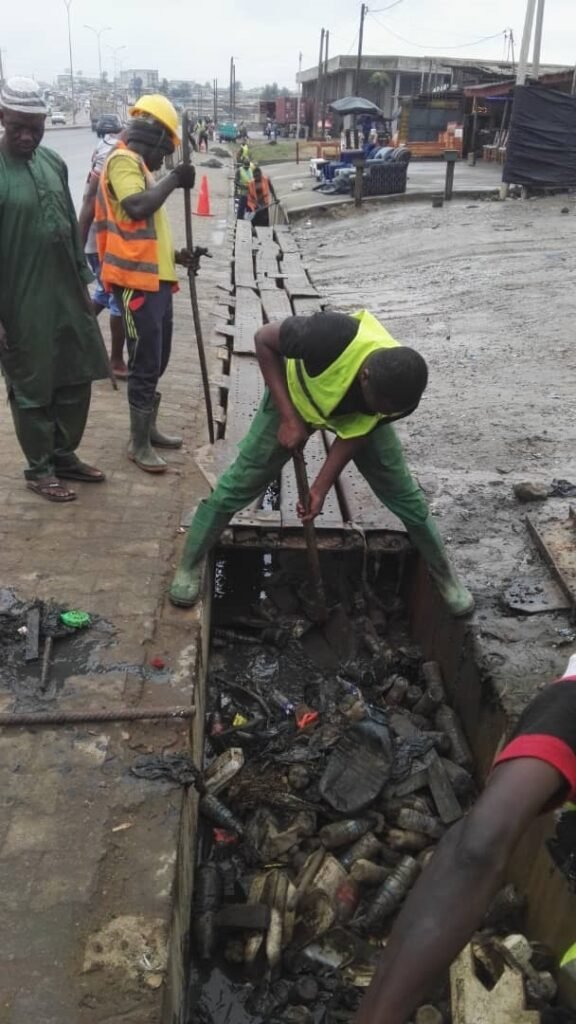 Inondations maîtrisées : le ministre Bouaké Fofana mène le virage du drainage 5 photo curage Abobo 7