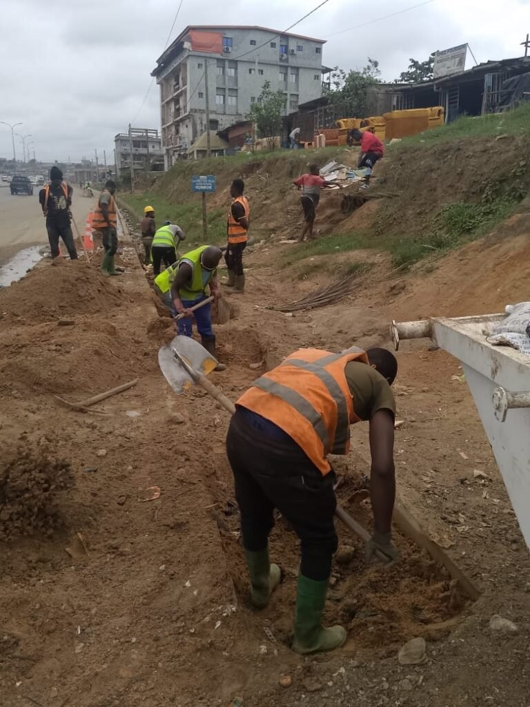 Inondations maîtrisées : le ministre Bouaké Fofana mène le virage du drainage 3 photo curage Abobo 8 1