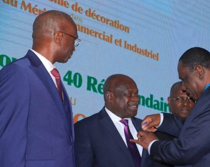 Distinction : GNENYE Adou Bernard, DG de de l’OCPV décoré Officier dans l’Ordre du mérite industriel et commercial 9 photo distinction 2