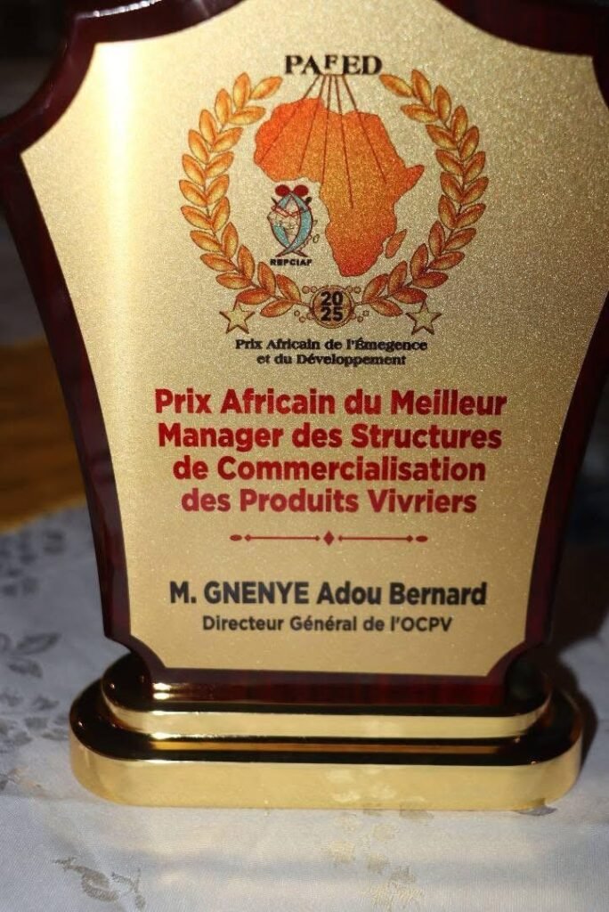 Yamoussoukro : Le DG de l’OCPV, Gnenye Adou Bernard, consacré meilleur manager africain des structures vivrières 2 photo prix 1