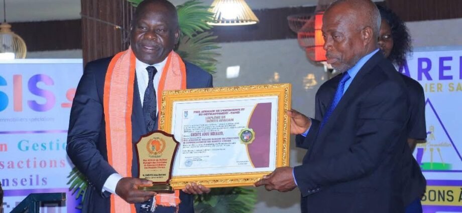 Yamoussoukro : Le DG de l’OCPV, Gnenye Adou Bernard, consacré meilleur manager africain des structures vivrières 1 photo prix 2