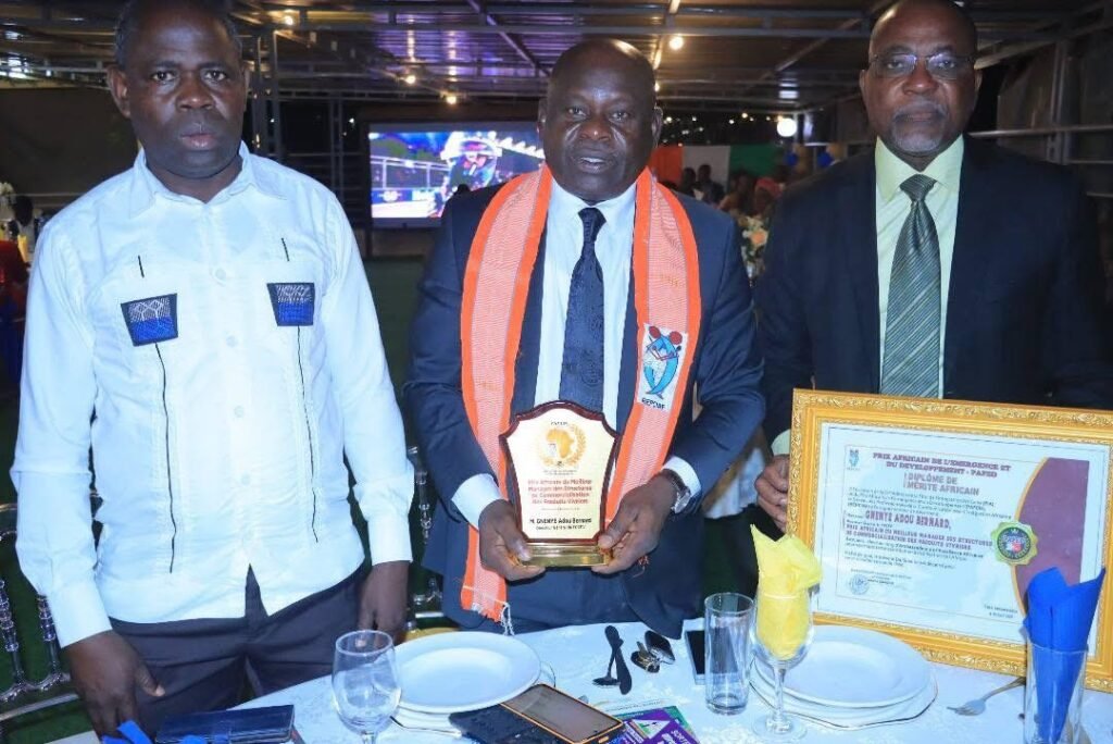 Yamoussoukro : Le DG de l’OCPV, Gnenye Adou Bernard, consacré meilleur manager africain des structures vivrières 4 photo prix 4