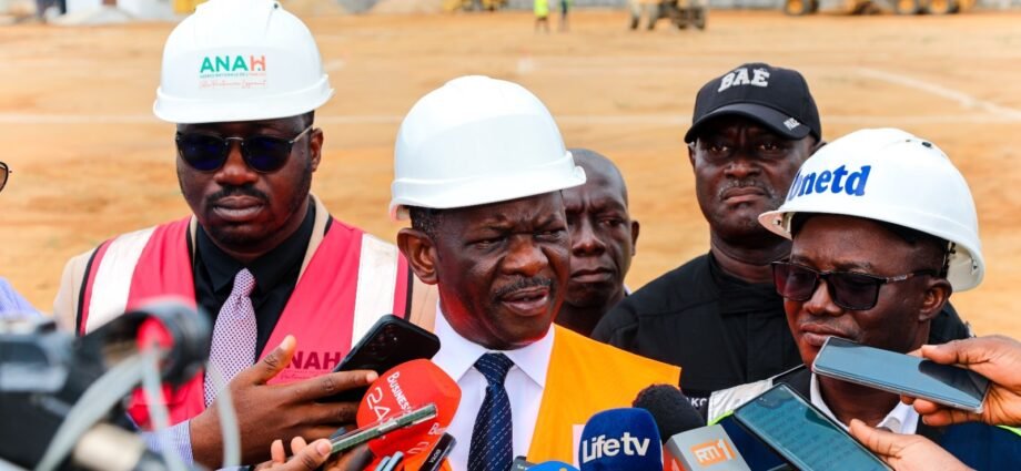 Logements sociaux et économiques : Célestin Koalla rassure sur l’avancement des travaux à Yopougon-BAE et Songon 1 photo visite 4