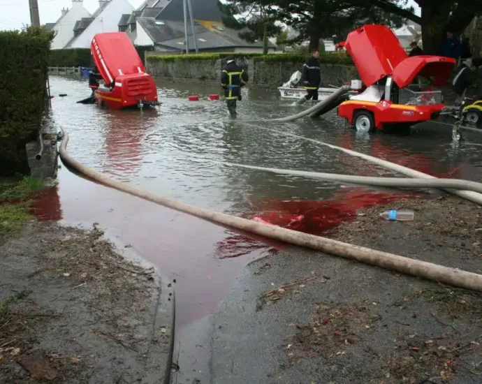 Déversement accidentel d’hydrocarbures à Bassam : Le gouvernement déploie un dispositif d’urgence pour protéger les plages et les populations 8 PETROLE
