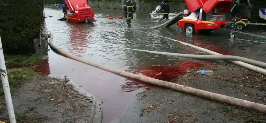 Déversement accidentel d’hydrocarbures à Bassam : Le gouvernement déploie un dispositif d’urgence pour protéger les plages et les populations 1 PETROLE