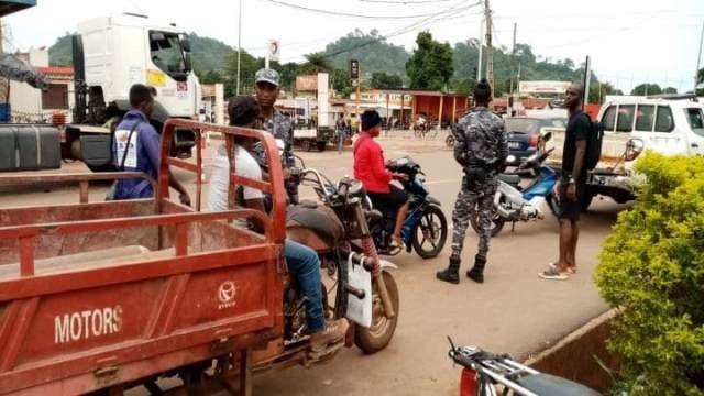 La circulation des 2 et 3 roues à Abidjan créé de la richesse, mais aussi des désagréments