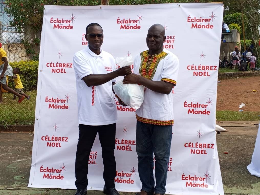 Daloa : 1 000 kits alimentaires offerts aux populations démunies dans le cadre de « éclairer le monde » 2 photo Noel 2