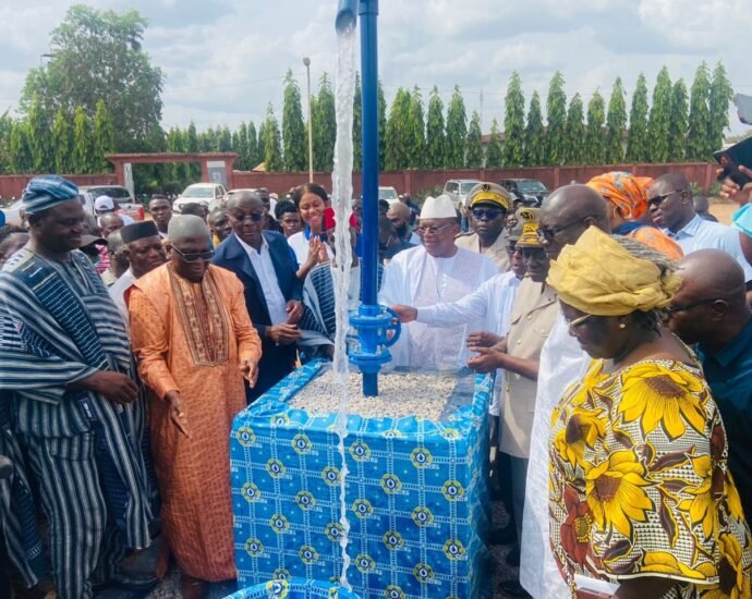 Programme eau pour tous : le ministre Amadou Coulibaly dote des villages de Korhogo de châteaux d’eau HVA 2 photo eau Korhogo 1