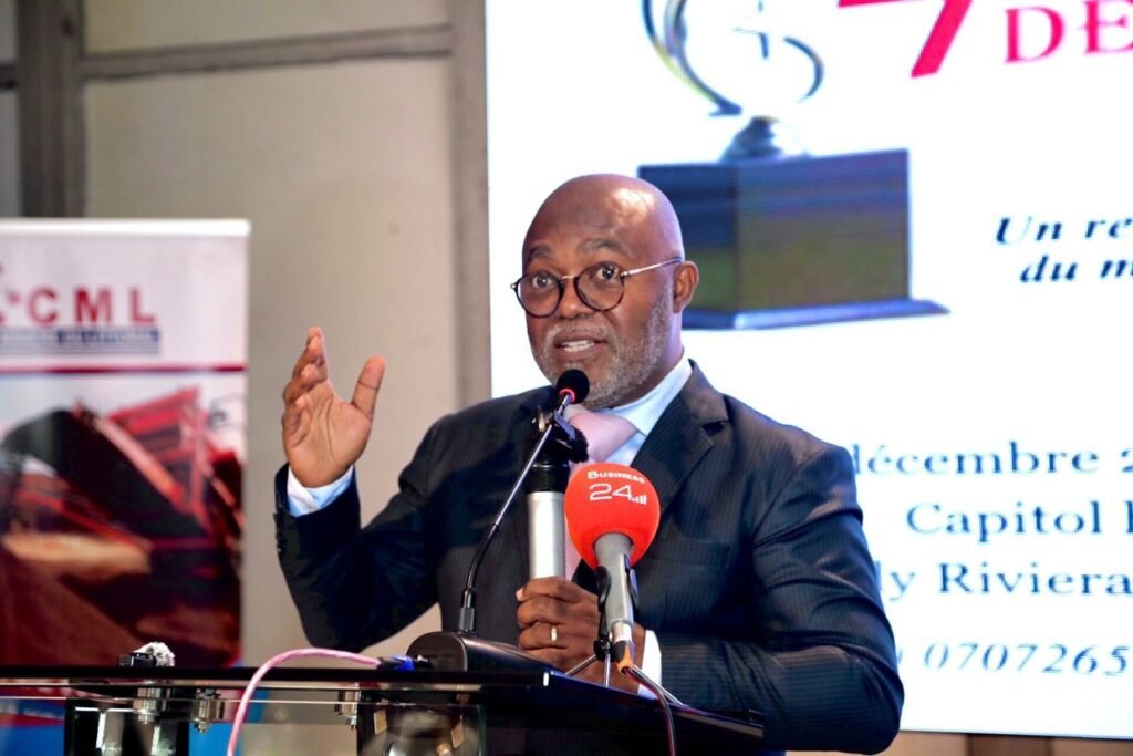 Awards de l’Économie : Marcel Yao Konan, DG de Sitracom sacré Meilleur manager d’entreprise en transit et opérations maritimes 2 photo trophee 4 1