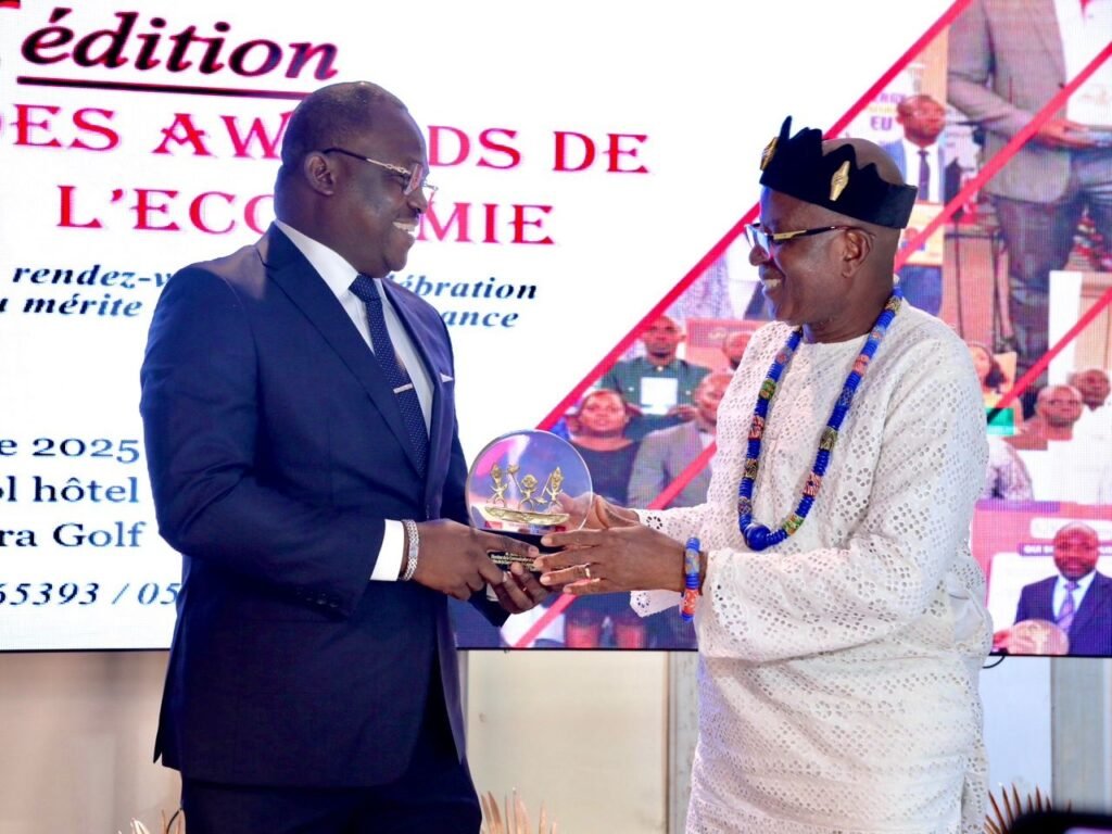 4ème édition des Awards de l'Économie : Check Aboubakar Koné remporte le Super Prix Or de l’Economie 3 photo trophee 5