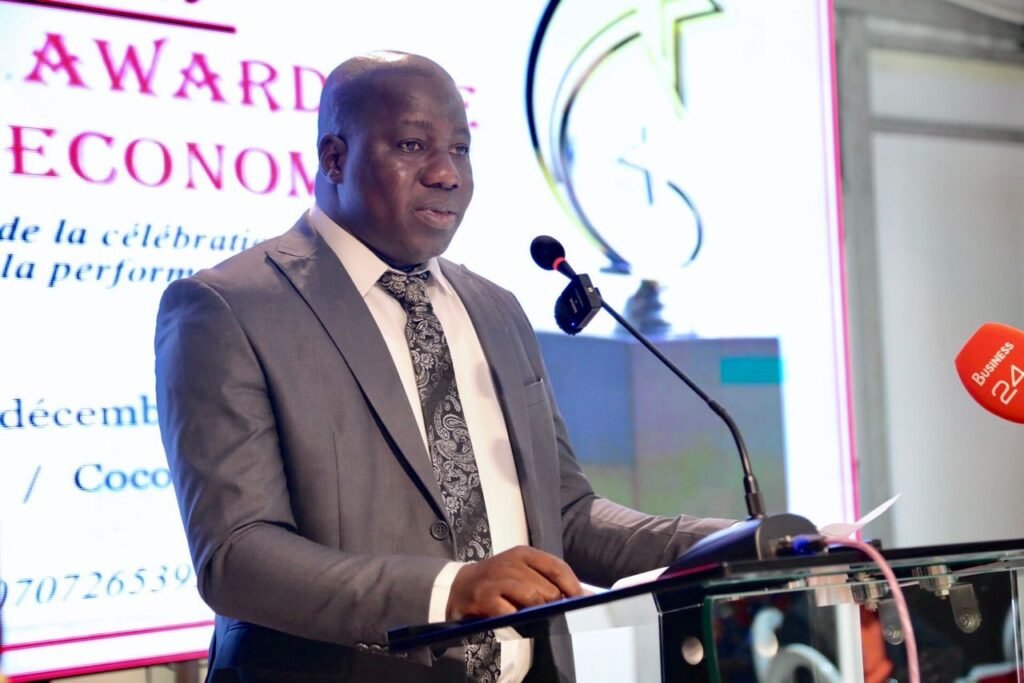 4ème édition des Awards de l'Économie : Check Aboubakar Koné remporte le Super Prix Or de l’Economie 5 photo trophee 7