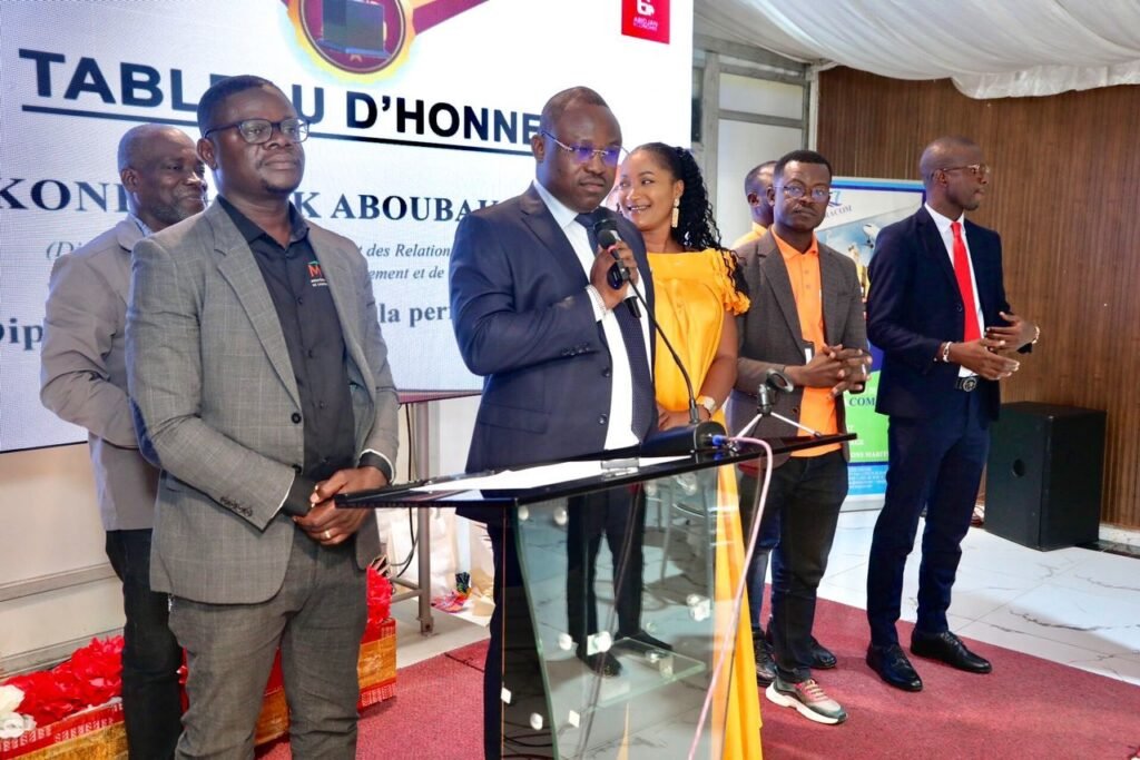 4ème édition des Awards de l'Économie : Check Aboubakar Koné remporte le Super Prix Or de l’Economie 4 trophee 2