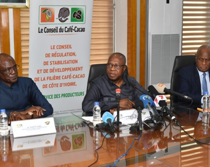 Blocage du Cacao : Le Directeur général du Conseil du café-cacao peine à convaincre et essuie une vive fronde des producteurs 5 CONSEIL