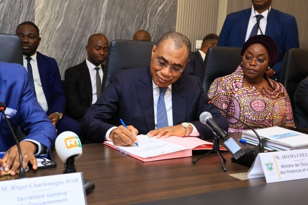 Passation de charges au ministère de l’Économie, des Finances et du Budget : Nialé Kaba transmet le flambeau à Adama Coulibaly 3 photo budget 2