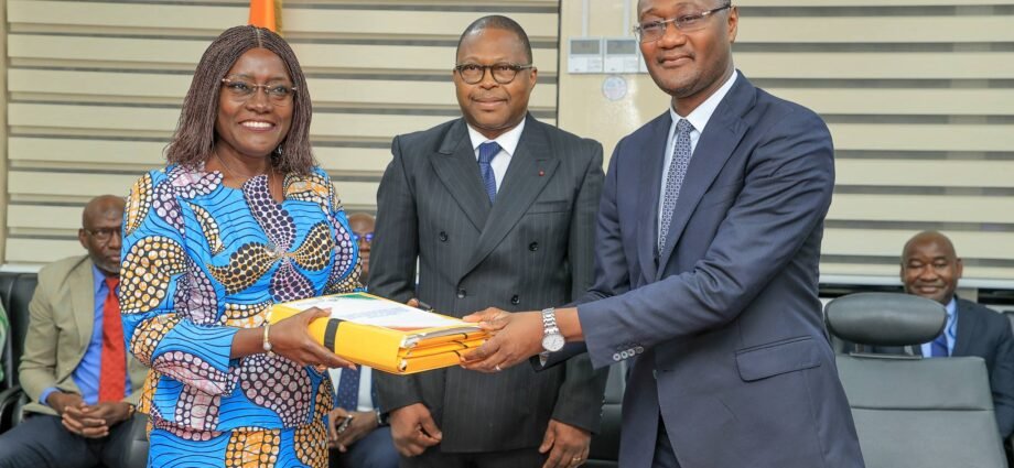Passation de charges au ministère du portefeuille de l’État : Mariatou Koné succède à Moussa Sanogo 1 photo passation 4