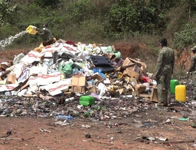 Lutte contre la contrefaçon et les stupéfiants : La Douane de Daloa incinère 5,3 tonnes de drogues et produits prohibés 7 photo brulure