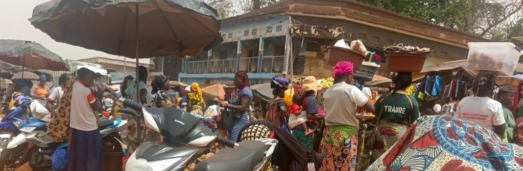 Marché Tchedal de Korhogo : quand les trottoirs deviennent scène d’encombrement et de risques 2 photo incivisme 2
