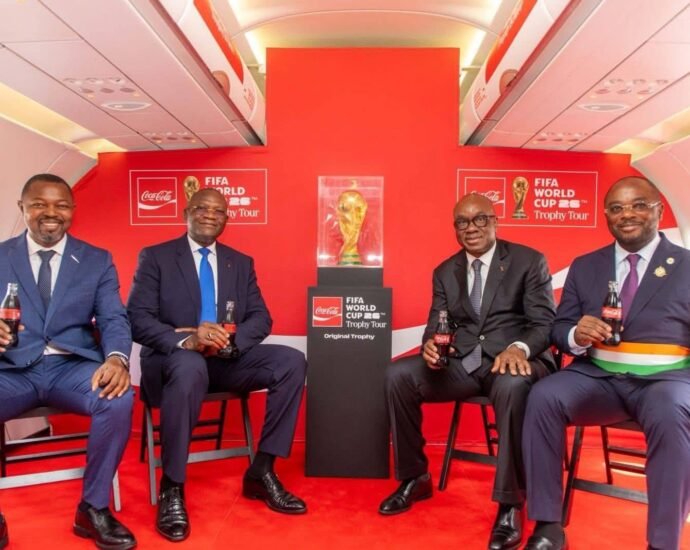 Abidjan reçoit le trophée de la Coupe du Monde en amont du Mondial 2026 7 photo trophee 2