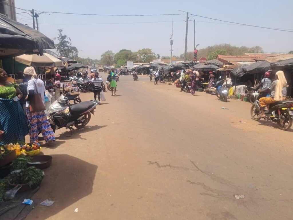 Nettoyage des trottoirs à Ferkessedougou: suppression des occupations illégales après la descente du préfet 2 photo marche Ferke 1 1