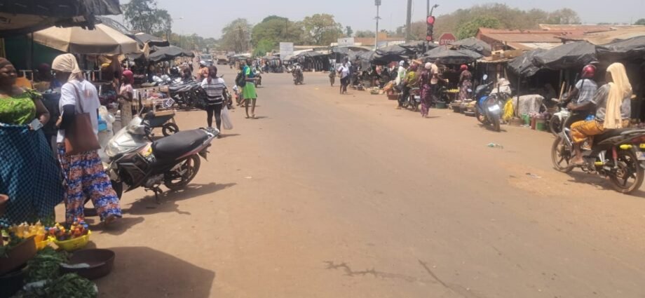 Nettoyage des trottoirs à Ferkessedougou: suppression des occupations illégales après la descente du préfet 1 photo marche Ferke 1
