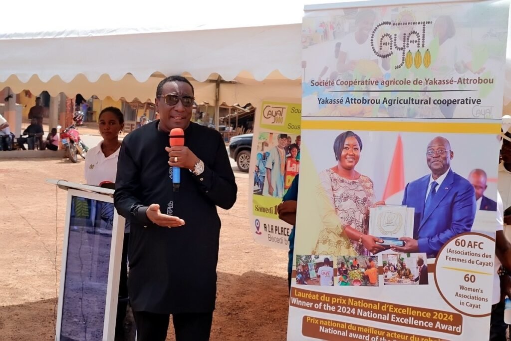 Lancement des activités des AVEC de CAYAT : les femmes rurales au cœur du développement 10 photo parrain au pupitre 2