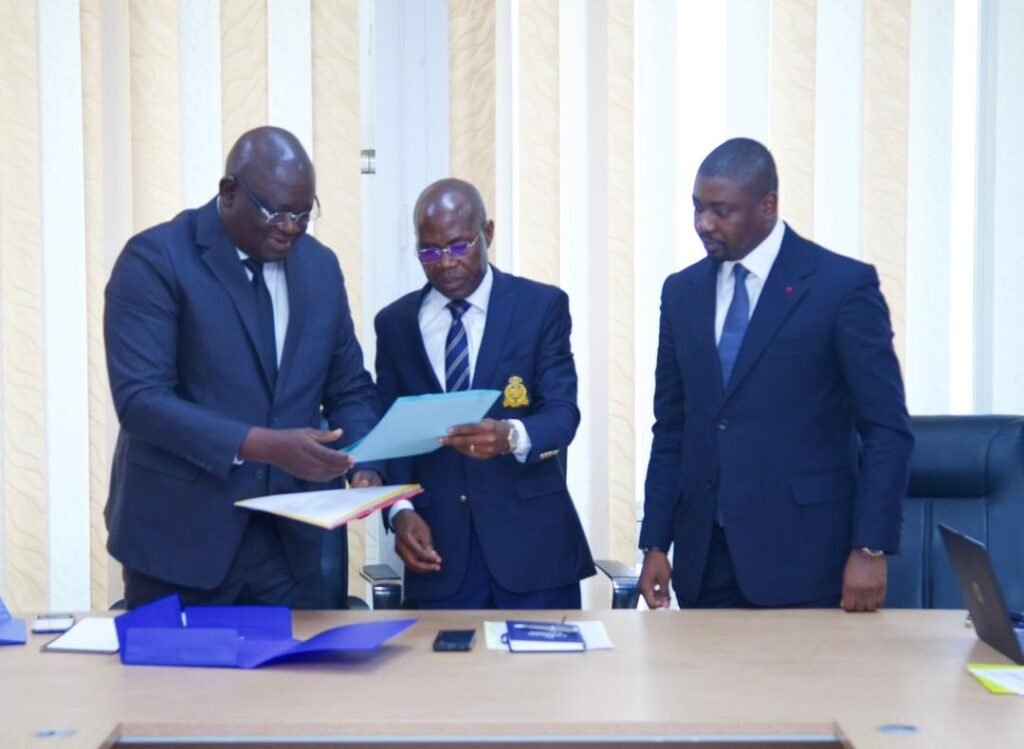 Direction Générale de la DGPSP : Dibi Kokora Alexandre succède au ministre Bernard Kini Comoé 4 photo passation 1 1