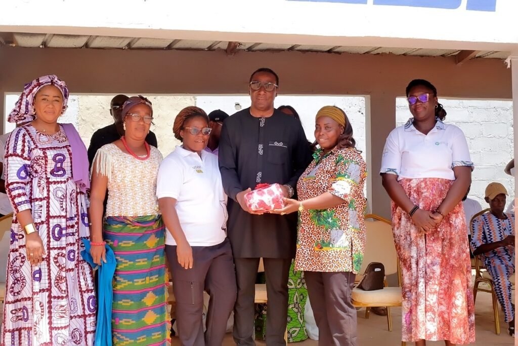 Lancement des activités des AVEC de CAYAT : les femmes rurales au cœur du développement 23 photo remise de cadeau au parrain