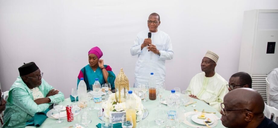 Rupture collective du jeûne musulman et du carême chrétien : Bruno Nabagné Koné célèbre la fraternité entre croyants 1 photo rupture 3