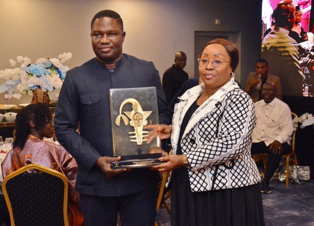 Bonne gouvernance dans le secteur bancaire et assurance : Kouakou Anzoua ABISSA, Directeur Général d’Atlantic Group, distingué 2 photo prix