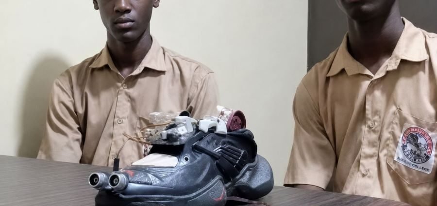 Côte d’Ivoire : Deux lycéens inventent des chaussures intelligentes pour aider les non-voyants 1 lyceens OK