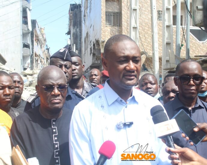 DRAME À KOUMASSI : Un immeuble s’effondre, plusieurs victimes annoncées 5 photo visite Moussa Sanogo 4